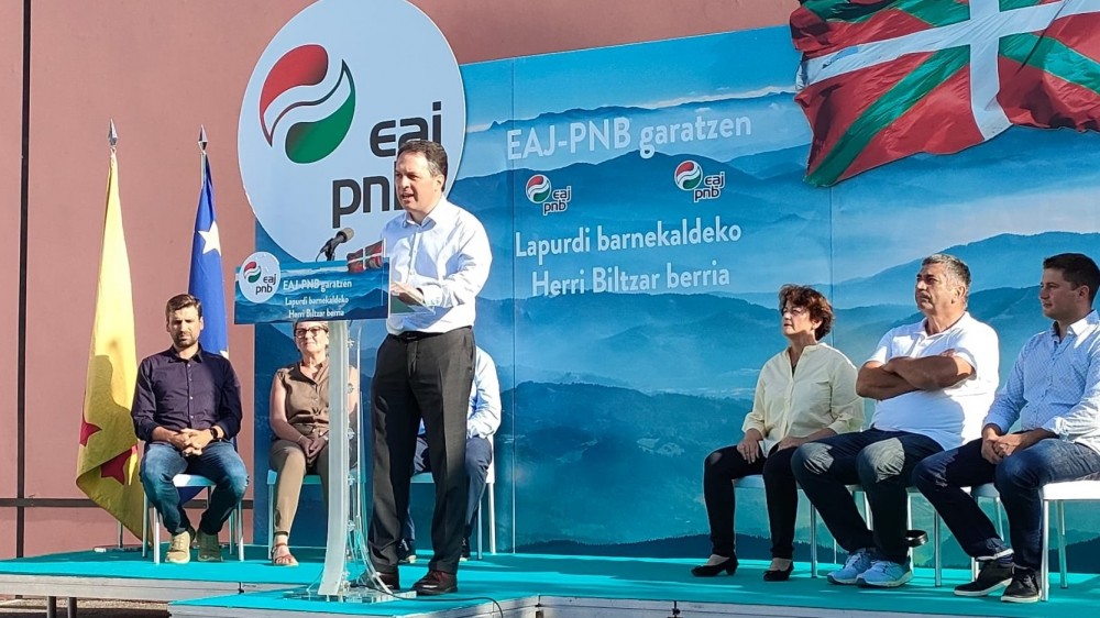 Peio Etxeleku bere presidentea osoki sustengatzen du EAJ-PNBk