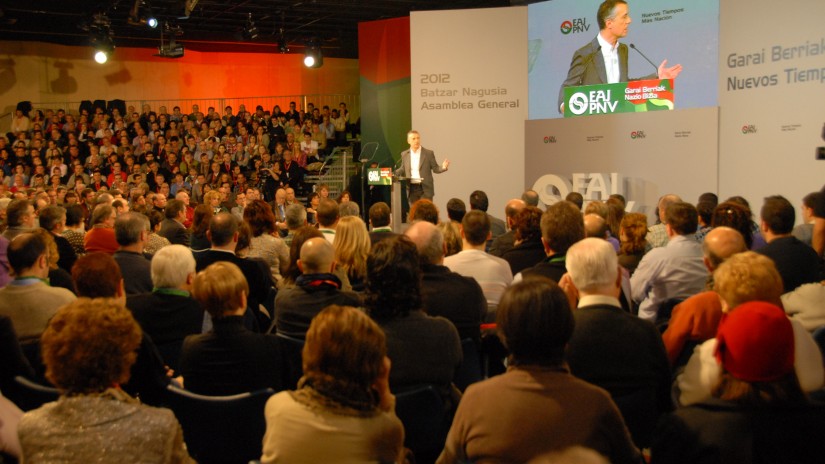 Urkullu : « Nous sommes d'EAJ-PNB, nous sommes vivants et forts. Nous sommes prĂȘts Ă  nous battre pour construire notre nation ». Urkullu : « Nous sommes d'EAJ-PNB, nous sommes vivants et forts. Nous sommes prĂȘts Ă  nous battre pour construire notre nation ».