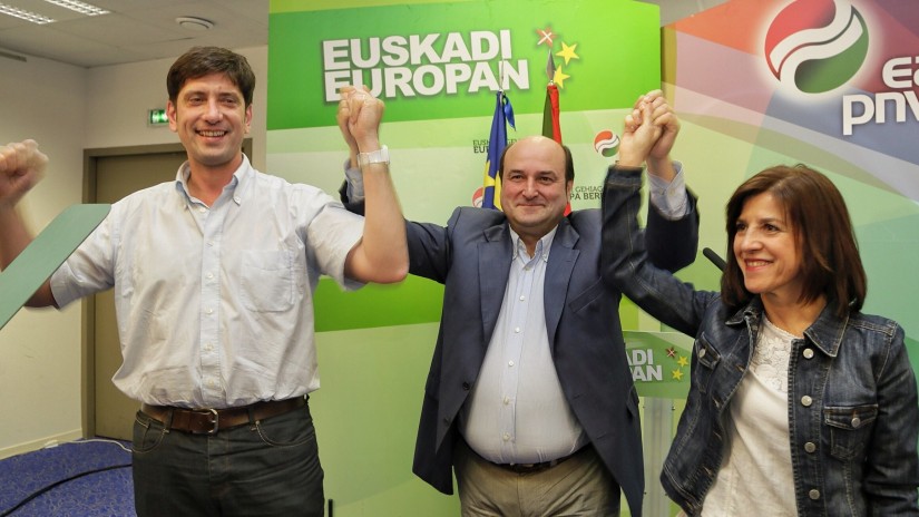 Andoni Ortuzar, Jean Tellechea et Izaskun Bilbao : « pour une Europe sans frontiÚre » Andoni Ortuzar, Jean Tellechea et Izaskun Bilbao : « pour une Europe sans frontiÚre »