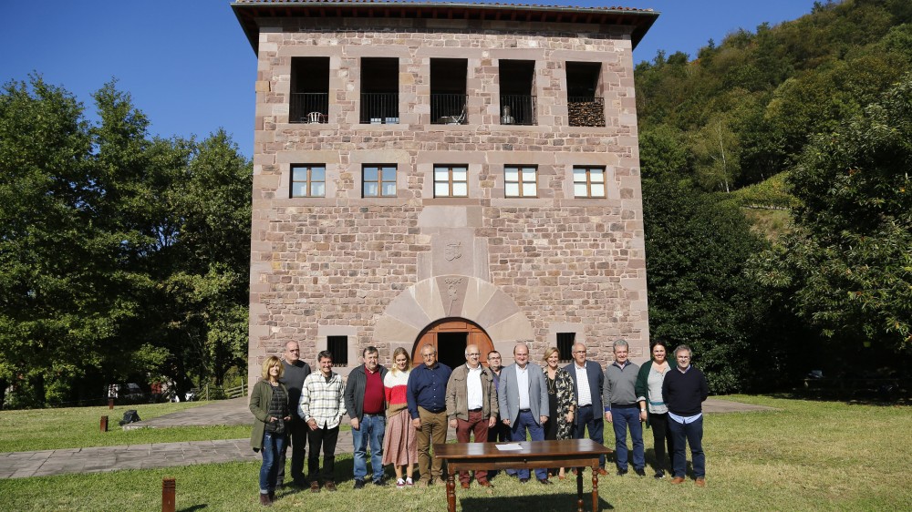 La direction nationale d‘EAJ-PNB adhère à Ispoure, au manifeste de l‘Académie basque en faveur de l‘euskara batua (basque unifié) La direction nationale d‘EAJ-PNB adhère à Ispoure, au manifeste de l‘Académie basque en faveur de l‘euskara batua (basque unifié)
