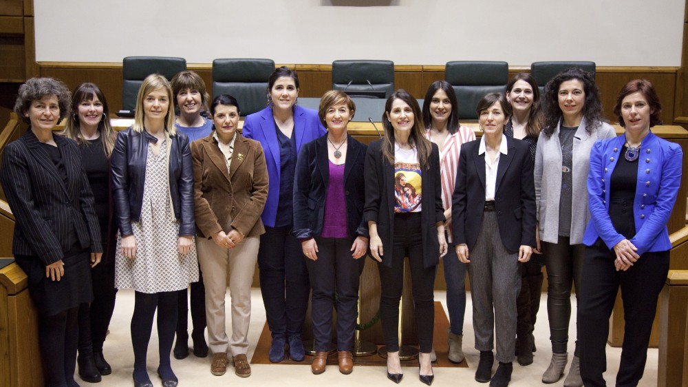 Les députées féminines jeltzale du Parlement Basque, font grêve ce 8M (8 Mars). Elles travailleront chaque jour, en faveur de l‘égalité femme-homme. Les députées féminines jeltzale du Parlement Basque, font grêve ce 8M (8 Mars). Elles travailleront chaque jour, en faveur de l‘égalité femme-homme.