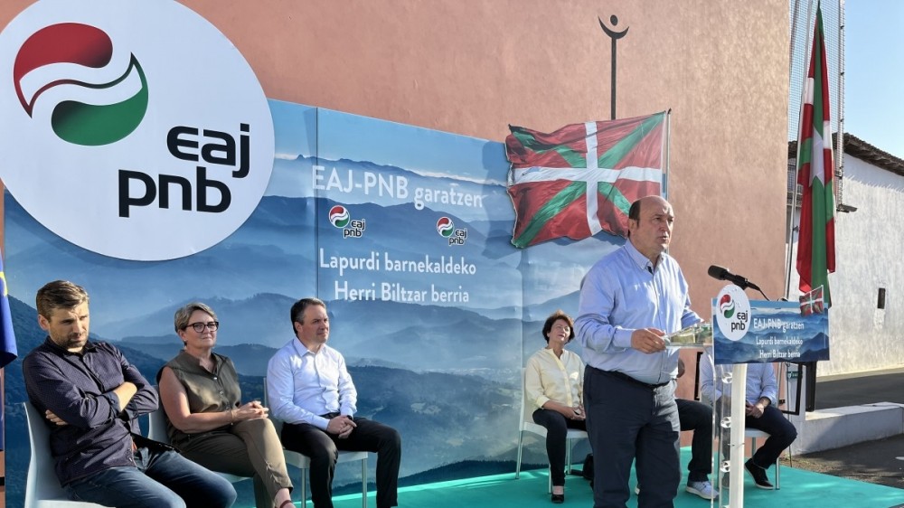 MM. Ortuzar et Etxeleku s'engagent à promouvoir EAJ-PNB, pour que la Communauté Pays Basque MM. Ortuzar et Etxeleku s'engagent à promouvoir EAJ-PNB, pour que la Communauté Pays Basque