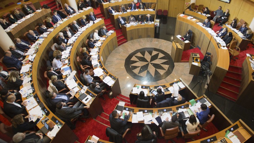EAJ-PNB dénonce l‘interdiction du corse dans l‘Assemblée territoriale corse et appelle l‘Etat français à modifier l‘article 2 de la Constitution
